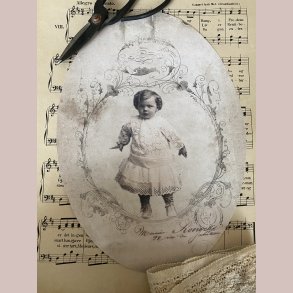 M�beldekoration Pige i sit stiveste puds