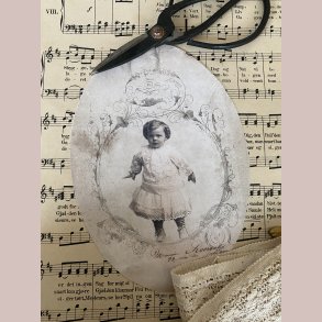 M�beldekoration Pige i sit stiveste puds