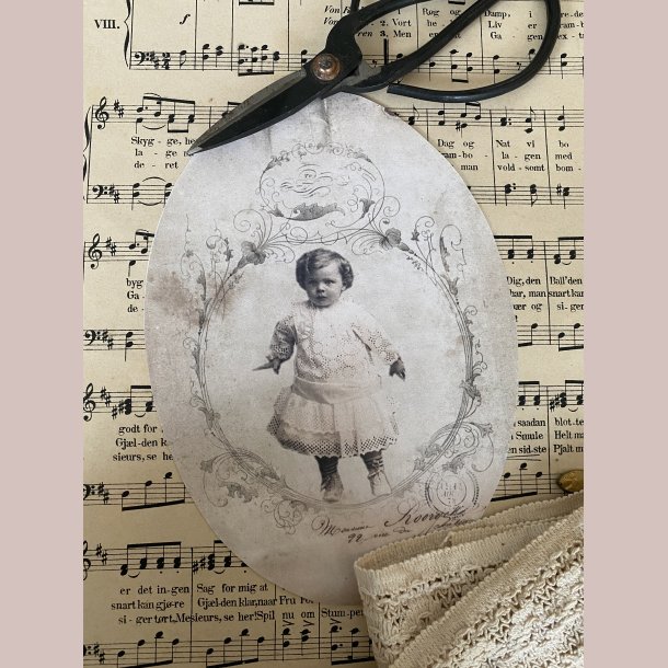 M�beldekoration Pige i sit stiveste puds