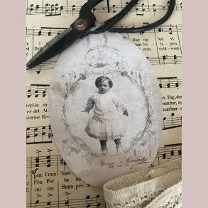 M�beldekoration Pige i sit stiveste puds