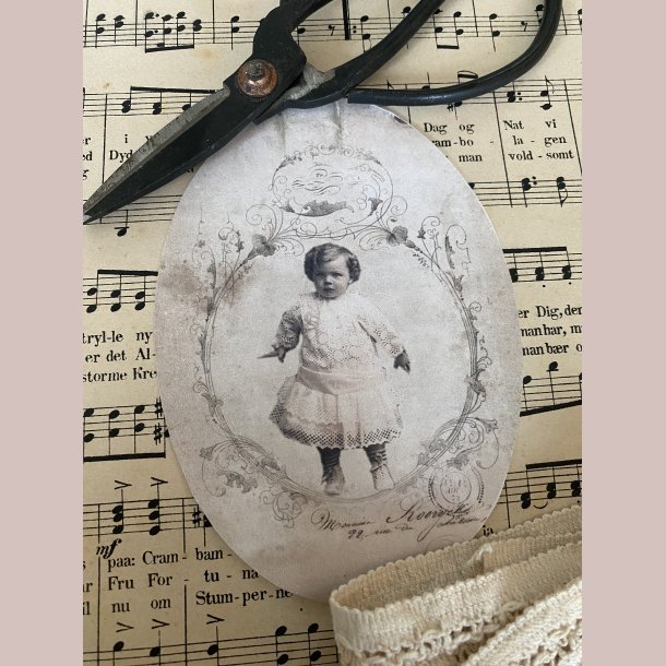 M�beldekoration Pige i sit stiveste puds