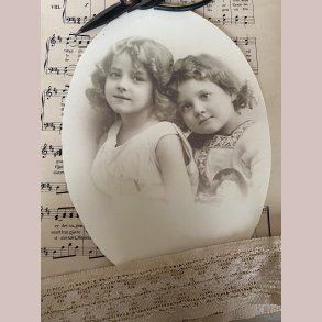 M�beldekoration 2 yndige s�stre