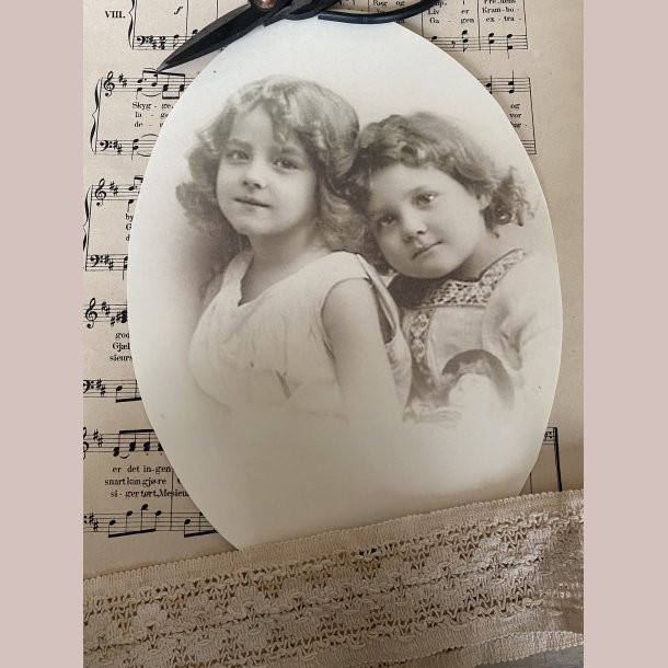 M�beldekoration 2 yndige s�stre