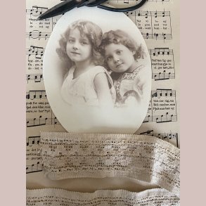 M�beldekoration 2 yndige s�stre