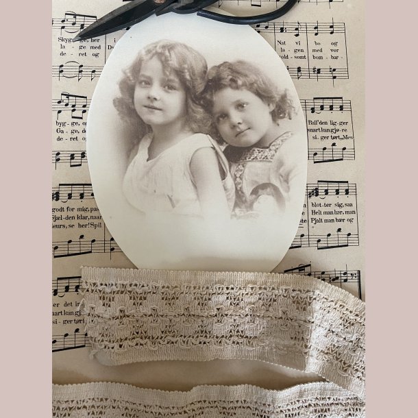 M�beldekoration 2 yndige s�stre