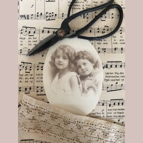 M�beldekoration 2 yndige s�stre