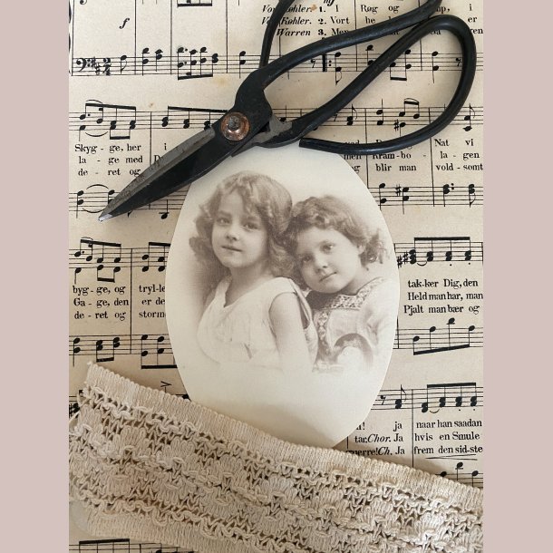 M�beldekoration 2 yndige s�stre