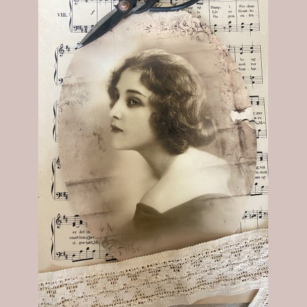 M�beldekoration Yndig ung kvinde