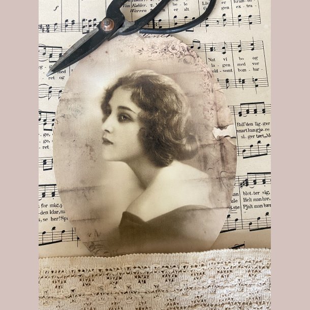 M�beldekoration Yndig ung kvinde